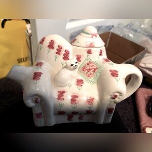 Vintage Tee Nee teapot by Cardinal, cat on chair